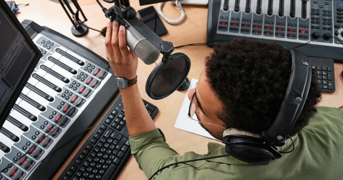 Gold Prices Decline Amid Strengthening U.S. Dollar, Highlighting Currency-Commodity Dynamics